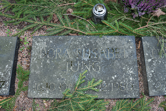 Dora Jung (Helsingfors, Sandudds nya begravningsplats 9-10-32)