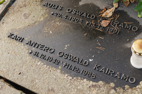 Kari Kairamo (Helsingfors, Sandudds gamla begravningsplats 22–2–)
