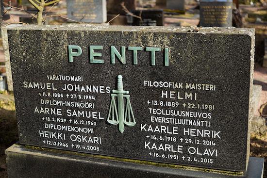 Helmi Arneberg-Pentti (Helsingfors, Sandudds nya begravningsplats 9–8–255)