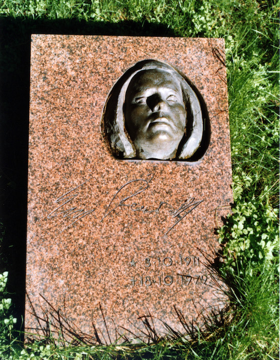 Essi Renvall (Helsingfors, Sandudds gamla begravningsplats 21 T)