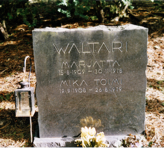 Mika Waltari (Helsingfors, Sandudds gamla begravningsplats T A 9)